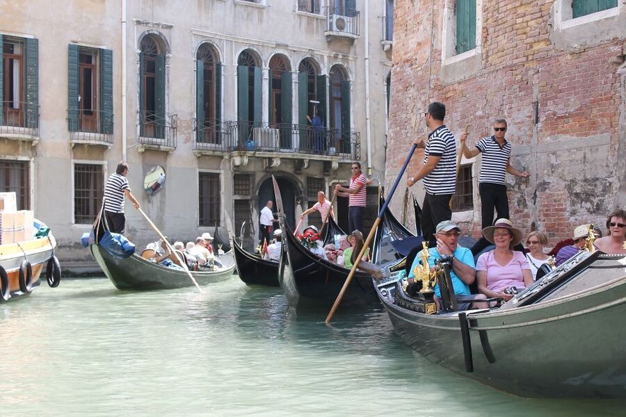 Venice: Grand Canal by Gondola with Live Commentary - A short lesson before you board