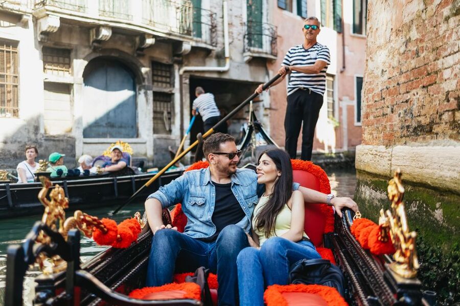 Venice: Grand Canal Gondola Ride with App Commentary - Who should book this experience