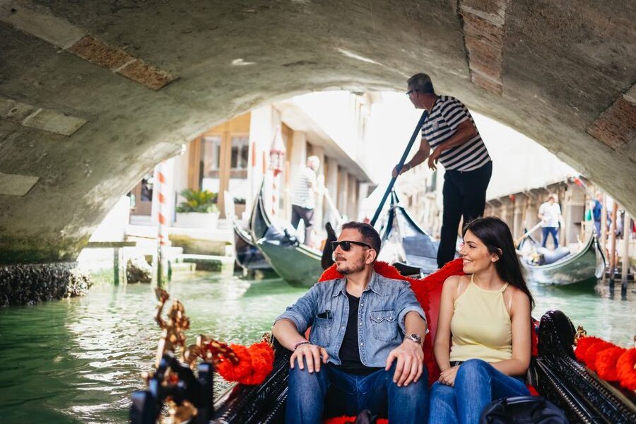 Venice: Grand Canal Gondola Ride with App Commentary - Shared, private, and small-group choices