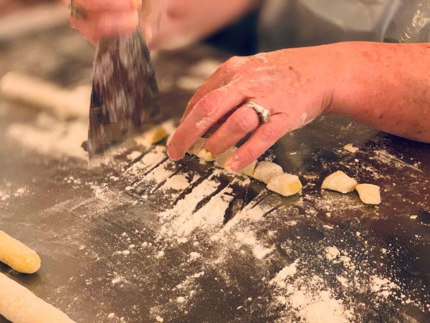 Venice: Pasta and Tiramisu Cooking Class with Wine - Starting with pasta in central Venice