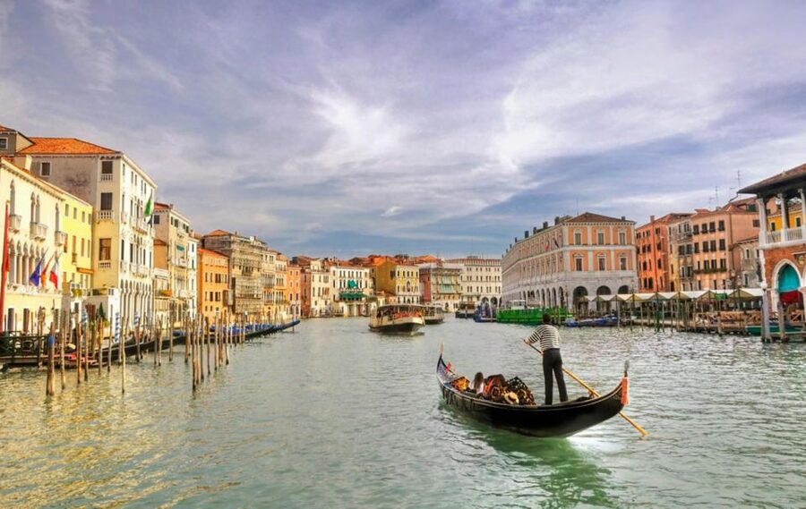 Venice: Private Gondola Cruise for up to 5 Passengers - What a 30-minute private gondola ride feels like