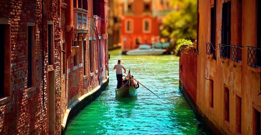 Venice: Private Gondola Cruise for up to 5 Passengers - What the gondolier does, and does not, provide