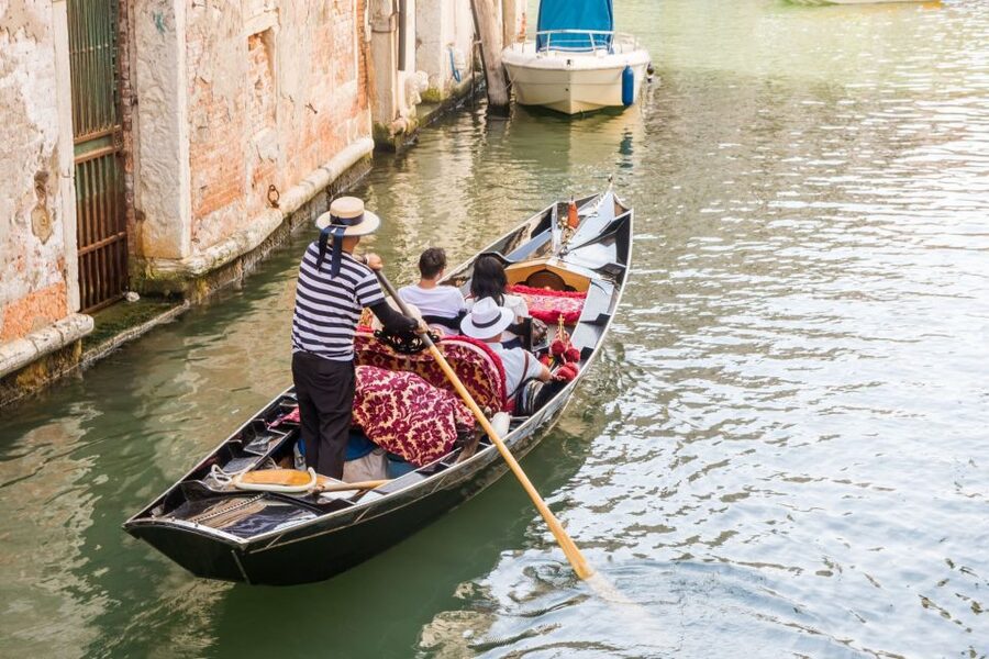 Venice: Private Gondola Cruise for up to 5 Passengers - From the Grand Canal to smaller waterways