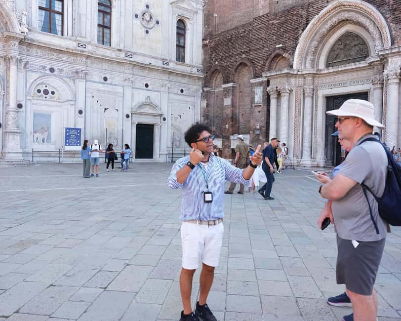 Venice: Rialto Bridge & Offbeat Unusual Venice Walking Tour - From famous sights to overlooked corners