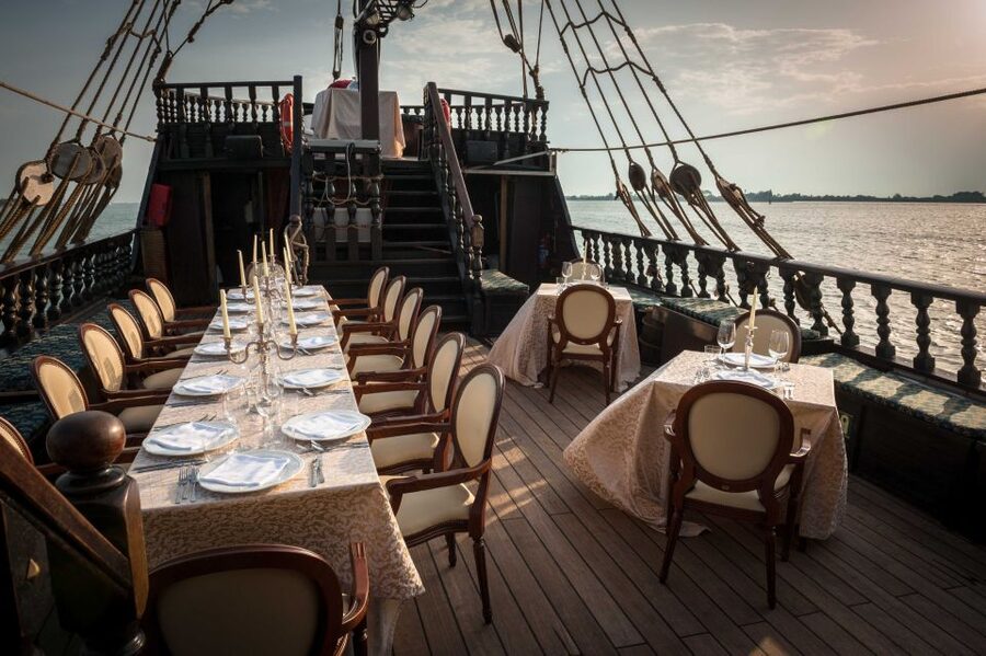 Venice: Venetian Lagoon Tour and Galleon Dinner - A generous dinner served by candlelight