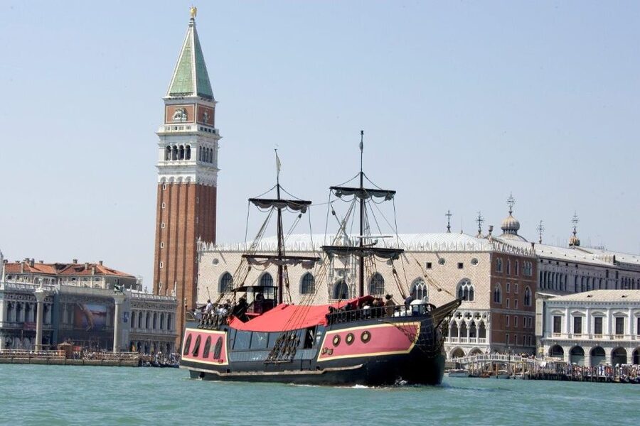 Venice: Venetian Lagoon Tour and Galleon Dinner - Leaving Venice for Sant’Erasmo and the northern lagoon