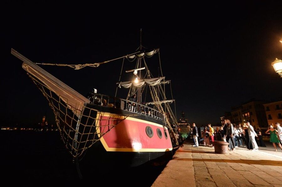 Venice: Venetian Lagoon Tour and Galleon Dinner - Murano, Mazzorbo, and the approach to Burano