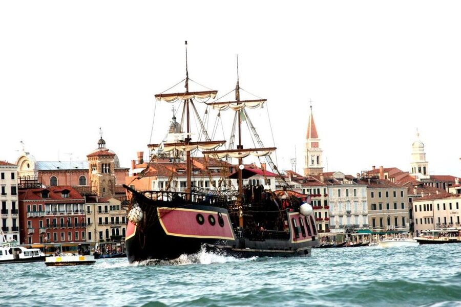 Venice: Venetian Lagoon Tour and Galleon Dinner - Service, music, and the special-occasion factor