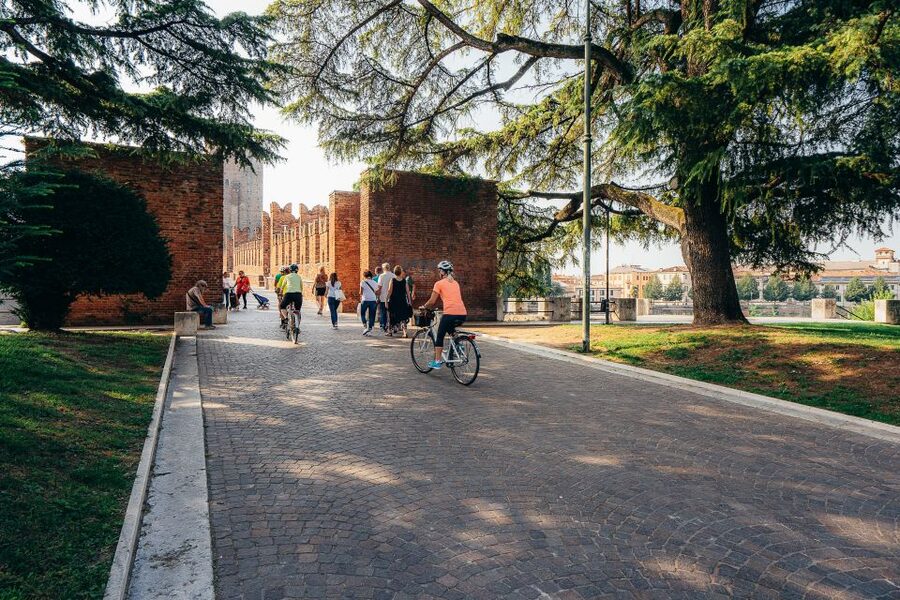 Verona: Classic and Hidden Gems Bike Tour - The cappuccino pause