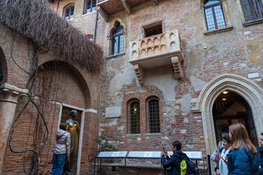 Verona: Small Group Guided Walking Tour with Arena Tickets - Starting in Piazza Bra and entering the Arena